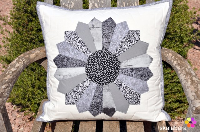 black and white dresdner plate closeup - skalabara