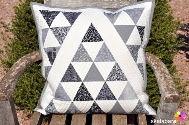 black and white triangles closeup - skalabara