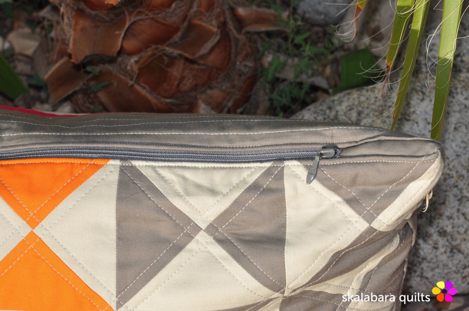 cushion cover hourglass zipper - skalabara quilts